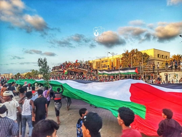 عدن... حشود جماهيرية تهتف ضد التواطؤ العربي مع الاحتلال الإسرائيلي