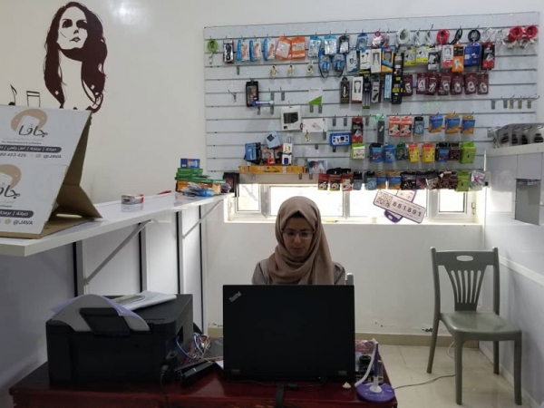 مشروع نسائي في اليمن يكسر احتكار الرجال لصيانة وبرمجة الهواتف
