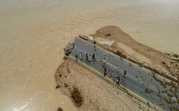 تقرير أولي: وفاة شخصين وآلاف النازحين جراء إعصار "تيج" بالمهرة