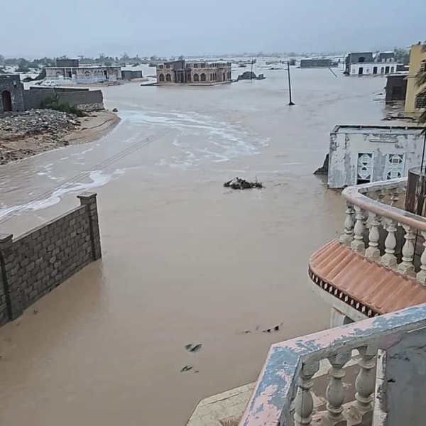 مسؤول محلي يوجه نداء لإغاثة المتضررين من إعصار تيج في حصوين بالمهرة
