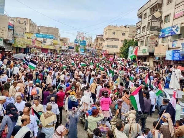 تعز...الآلاف يجوبون شوارع المدينة للتنديد بمجازر الاحتلال الإسرائيلي في غزة