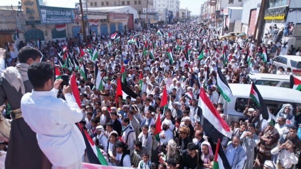 مارب.. وقفة احتجاجية غاضبة تندد بالصمت العربي إزاء جرائم الاحتلال في غزة