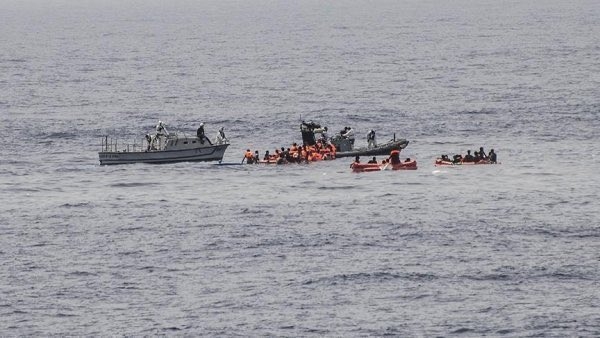 خفر السواحل: إنقاذ 26 مهاجرا إفريقيا وفقدان 49 آخرين إثر غرق قاربهم قبالة سواحل المخا