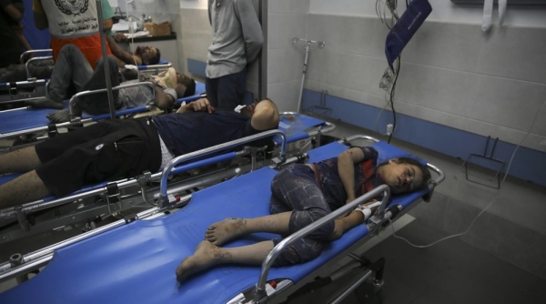 تواجه مستشفيات غزة تحديات عدة بعد استهدافها من قبل الاحتلال ومنعها من أداء عملها في معالجة آلاف الجرحى تواجه مستشفيات غزة تحديات عدة بعد استهدافها من قبل الاحتلال ومنعها من أداء عملها في معالجة آلاف الجرحى