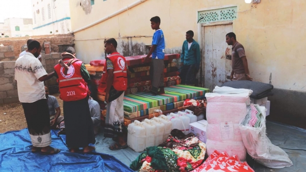 الهلال الأحمر اليمني يوزع مواد إيوائية على متضررين من إعصار تيج في المهرة