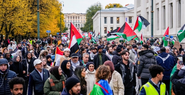 متظاهرون مؤيدون لفلسطين في أوسلو عاصمة النرويج - رويترز