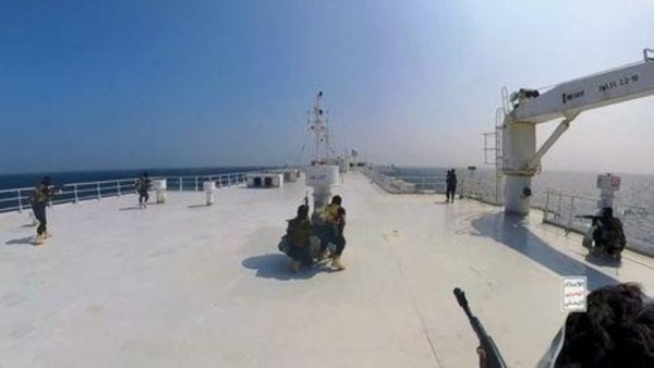 لحظة هبوط مسلحي الحوثي من طائرة هيلوكوبتر إلى فوق السفينة