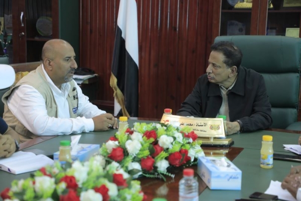 محافظ المهرة يستعرض احتياجات المحافظة مع ممثل الأمم المتحدة لخدمات المشاريع