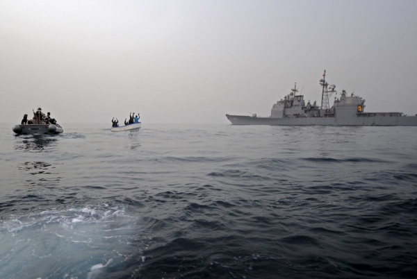 تزعم الولايات المتحدة أن إحدى سفنها الحربية التابعة للبحرية ساعدت في إطلاق سراح ناقلة تجارية اختطفها
