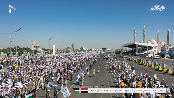 صنعاء.. آلاف المسلحين يحتشدون في عرض بميدان السبعين دعما لفلسطين