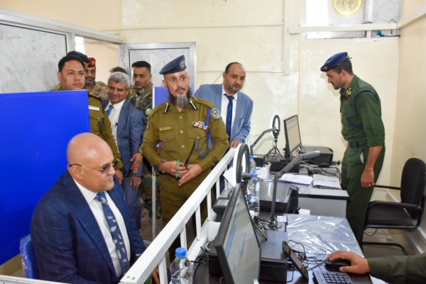 محافظ تعز يدشّن إصدار البطاقة الشخصية الذكية في المحافظة