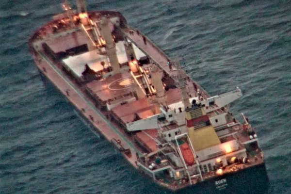 الجيش الأمريكي: إصابة ناقلة بريطانية بصواريخ حوثية في البحر الأحمر