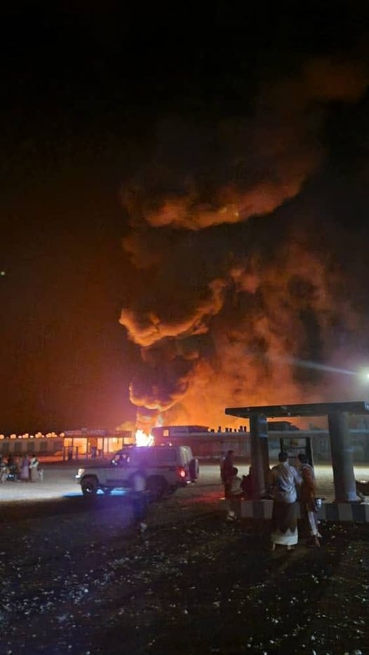 انفجار صهريج وقود داخل محطة تابعة لشركة النفط بمديرية قشن في المهرة (فيديو)
