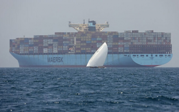 سفينة شحن تابعة لشركة ميرسك تبحر في البحر الأحمر