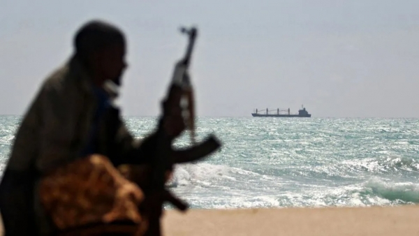 الحوثيون يعلنون استهداف سفن بريطانية وإسرائيلية وفرقاطات أمريكية