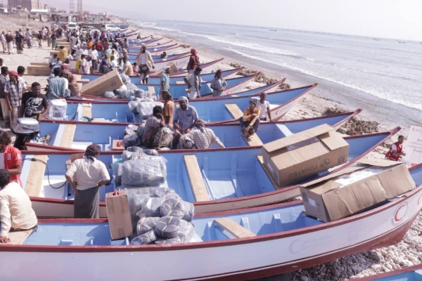 المهرة.. توزيع قوارب صيد مقدمة من الهلال الأحمر القطري لصيادين في سيحوت