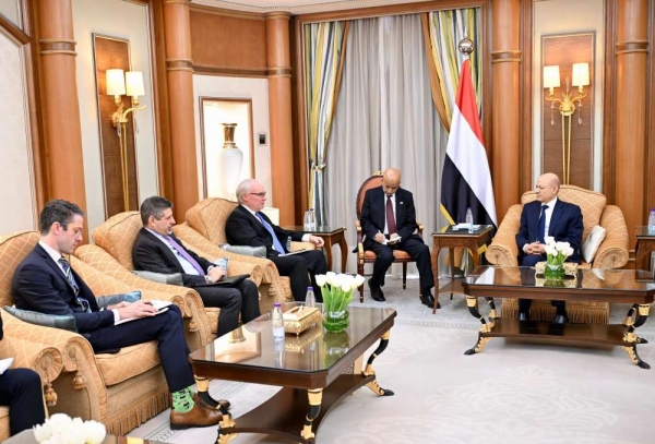 العليمي يلتقي المبعوث الأمريكي في الرياض