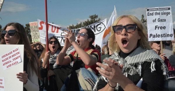 نشطاء يحتجون أمام القاعدة البريطانية في قبرص المستخدمة لشن ضربات على اليمن