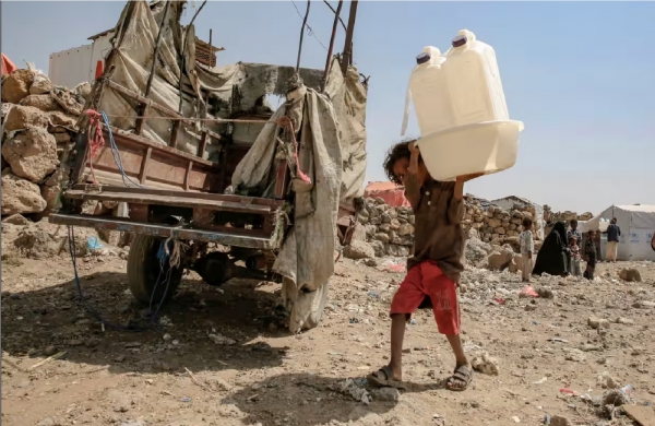 الجارديان: الغارات الأمريكية البريطانية تجبر وكالات الإغاثة على تعليق عملياتها في اليمن