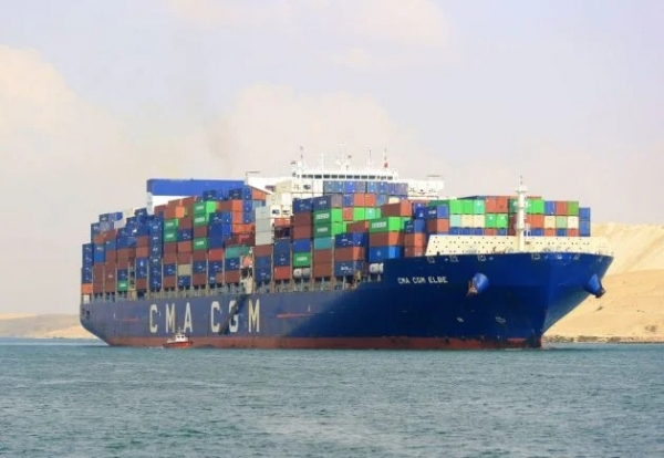 سفينة شحن تعبر قناة السويس في الإسماعيلية، مصر، في 29 ديسمبر/كانون الأول 2023