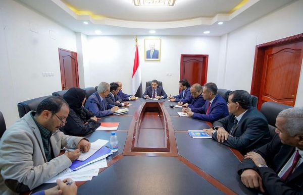 اجتماع رئيس الوزراء أحمد عوض بن مبارك مع لجنة مناقصات شراء وقود محطات توليد الكهرباء