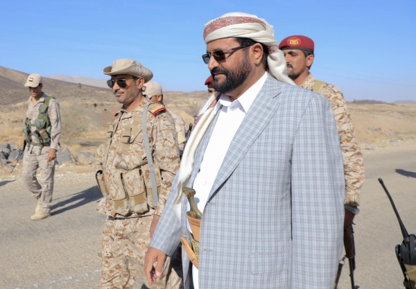 عضو المجلس الرئاسي سلطان العرادة ومعه عدد من القيادات العسكرية