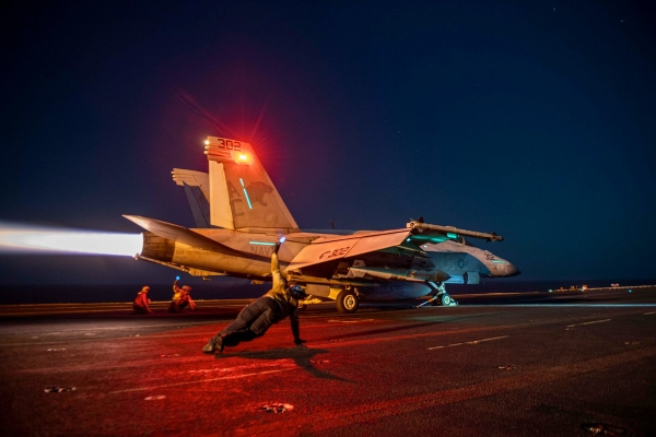 القيادة المركزية الأمريكية تعلن تدمير زورق وطائرة مسيرة للحوثيين
