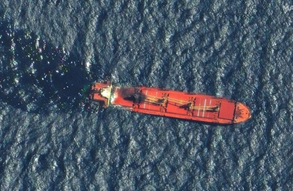 جرحى ومفقودون جراء هجوم على سفينة أمريكية قبالة سواحل اليمن