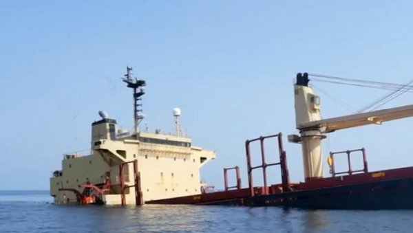 البحرية البريطانية: سفينة تجارية تلقت نداءات من جهة تأمرها بتغيير مسارها