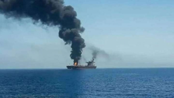 الدخان يتصاعد من سفينة تجارية تعرضت لهجوم في البحر الأحمر