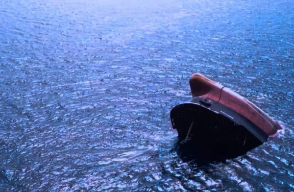 صورة للسفينة "روبيمار" التي غرقت في البحر الأحمر، أشار التقرير أنها تسببت بقطع كابلات بعد غرقها