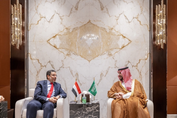 بن مبارك يبحث مع وزير الدفاع السعودي جهود إحلال السلام باليمن
