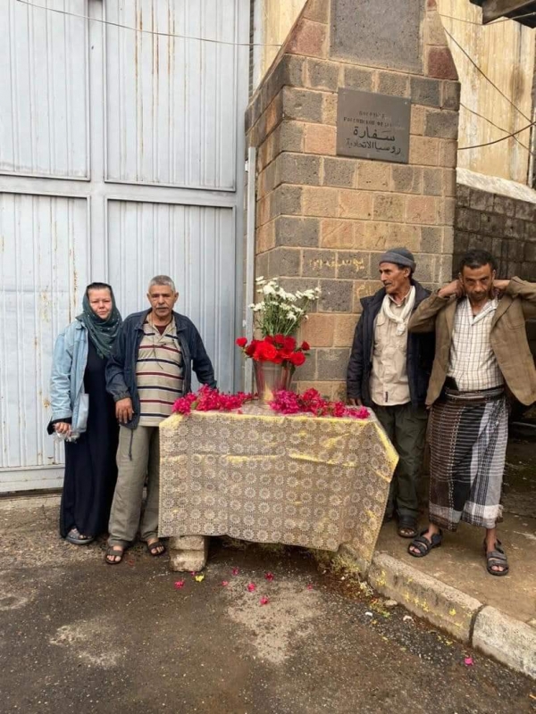 صنعاء.. مواطنون يضعون الزهور أمام سفارة روسيا تكريما لضحايا هجوم موسكو