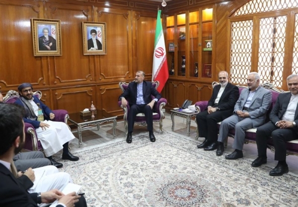 وزير الخارجية الإيراني يلتقي الناطق باسم جماعة الحوثي في مسقط