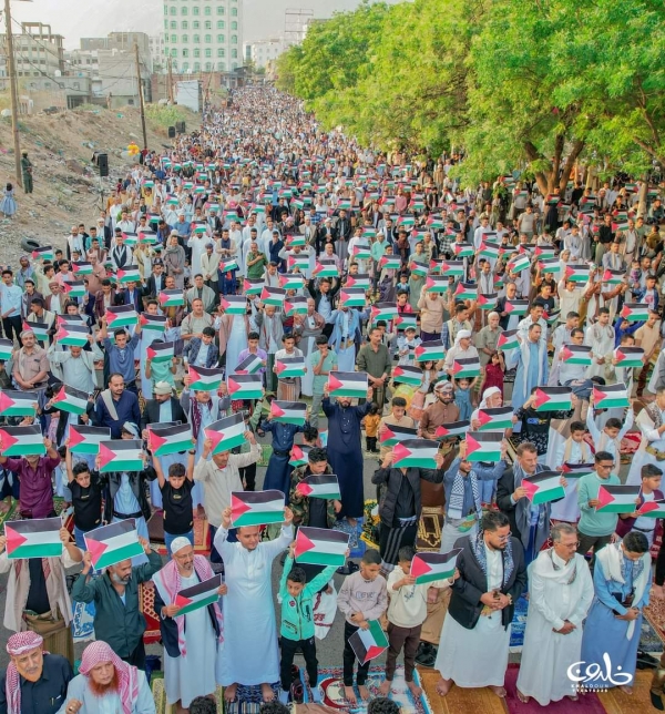بعلم فلسطين.. آلاف اليمنيين يقيمون صلاة عيد الفطر في تعز