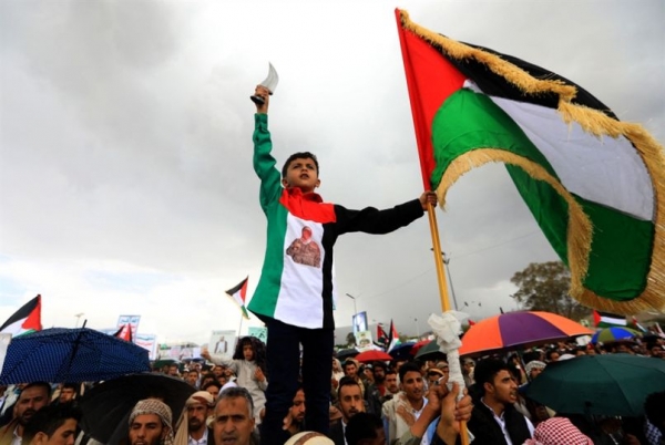 طفل يرفع العلم الفلسطيني وسط صنعاء