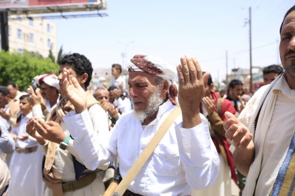 رجل مسن في وقفة مارب يدعو لسكان قطاع غزة