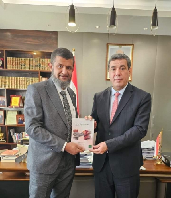 سفير اليمن في الدوحة راجح بادي مع المؤلف أنور الخضري