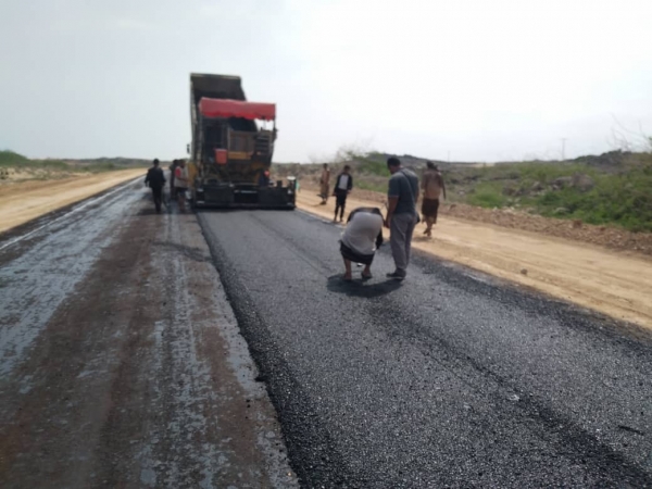 المهرة.. بدء أعمال سفلتة طريق "سيحوت – الدمخ"