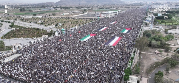 صنعاء…حشود جماهيرية في ميدان السبعين تهتف لغزة وتهاجم العملاء العرب