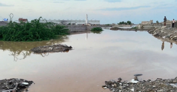 الحديدة.. سيول الأمطار تحاصر منازل مواطنين في المدخل الشمالي للمدينة