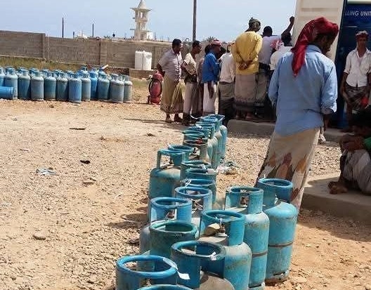 ناشط سقطري يفضح استغلال الشركات الإماراتية: "150 ألف نسمة رهينة للغاز والكهرباء!"