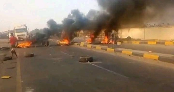 لحج.. مواطنون يغلقون طرقاً رئيسية احتجاجًا على انقطاع الكهرباء لحج.. مواطنون يغلقون طرقاً رئيسية احتجاجًا على انقطاع الكهرباء