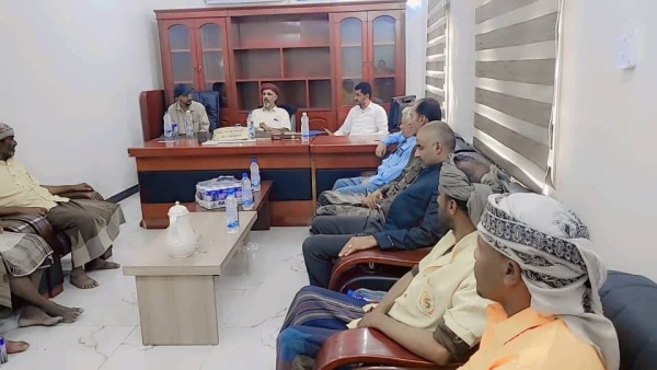 المهرة.. مدير عام ميناء شحن يُكرّم العاملين بساحة الشحن التفريغ بمناسبة عيد العمال
