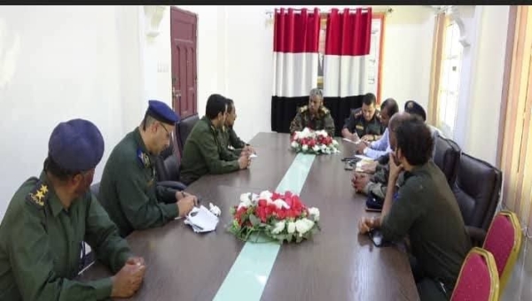 مدير أمن المهرة يترأس اجتماعًا لمناقشة تسهيل حركة المسافرين عبر المنافذ