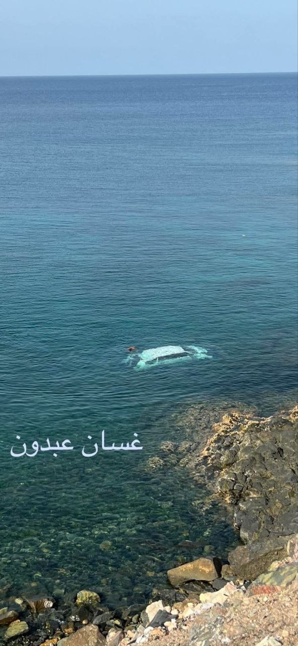 حضرموت.. غرق سيارة في البحر بمدينة المكلا حضرموت.. غرق سيارة في البحر بمدينة المكلا