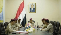 وزير الدفاع اليمني خلال ترأسه اجتماعاً استثنائياً بقادة الجيش في مأرب