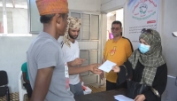 "الفيحاء" للتنمية توزع مساعدات مالية على الأسر الفقيرة في عدن