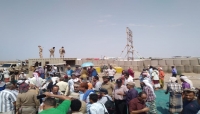 عدن.. عسكريون يعتصمون أمام بوابة مقر التحالف للمطالبة بصرف رواتبهم