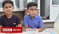 طفلان بريطانيان يبيعان العصير لمساعدة اليمن
